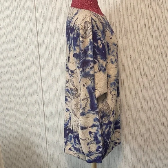 Amazon Abstract Blue and White Large Women's Crew Neck Sweater New - Picture 2 of 7